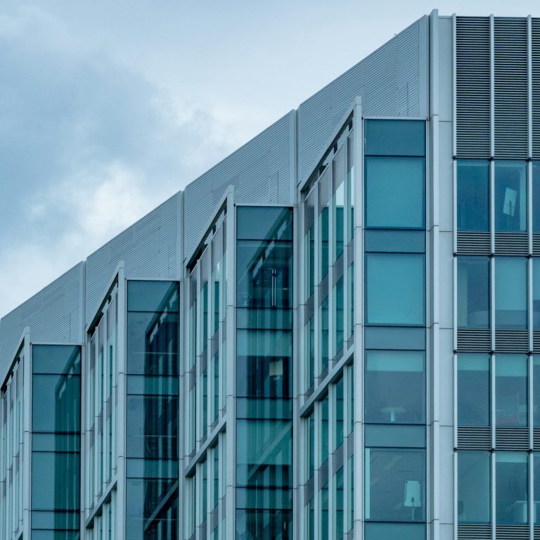 Angle de bâtiment moderne avec des fenêtres en verre réfléchissant.